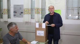 El gobernador votó cerca del mediodía en Rafaela.