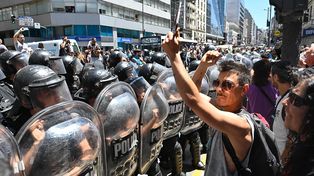 La Policía de la Ciudad de Buenos Aires se enfrentó con manifestantes que interrumpían la circulación en la avenida Corrientes. Foto Telam.