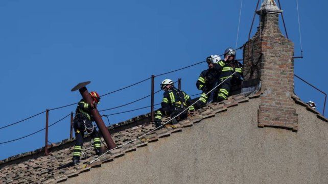 El Vaticano comenzó la instalación de la chimenea en la Capilla Sixtina que anunciará la elección del nuevo Papa