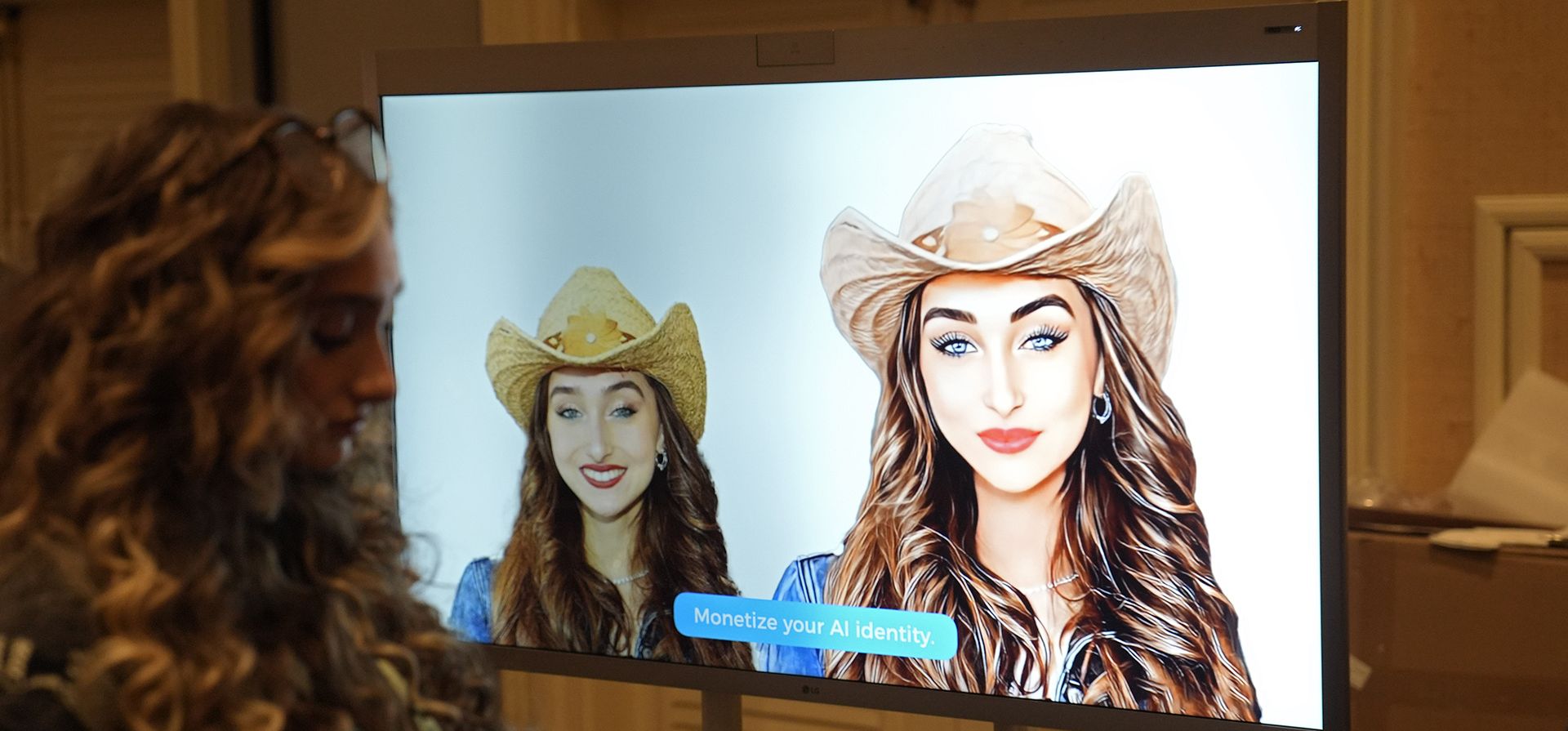 McKenzi Brooke, creador de contenido con sede en Los Ángeles, izquierda, junto a una representación de un gemelo de IA en el stand de Hollo AI en Pepcom antes de la feria tecnológica CES el lunes 8 de enero de 2024 en Las Vegas. La compañía ha creado lo que llama 