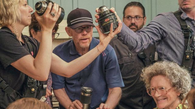 Ron Howard (centro) y Glenn Close (derecha) durante una pausa en el rodaje.