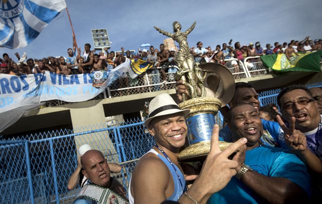 Vila Isabel recibe el trofeo que la consagra campeona por tercera vez en su historia.
