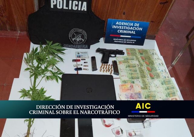 Parte de lo secuestrado en los procedimientos en los que fueron detenidas 10 personas.