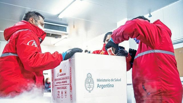 Las dosis de la vacuna china deberán ser controladas y luego distribuidas en todo el país.