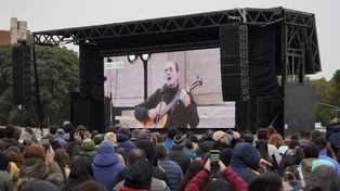 Fandermole recordó el 70º aniversario de los bombardeos a Plaza de Mayo en un recital en el Monumento