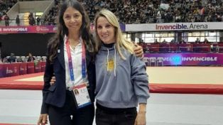 Virginia Deluzio (derecha) junto a su entrenadora Marta Díaz. La gimnasta rosarina recibió una mención especial por su gran trayectoria.