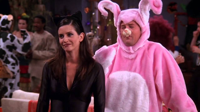 Imposible olvidar el famoso capítulo de Friends en el que los protagonistas festejan Halloween