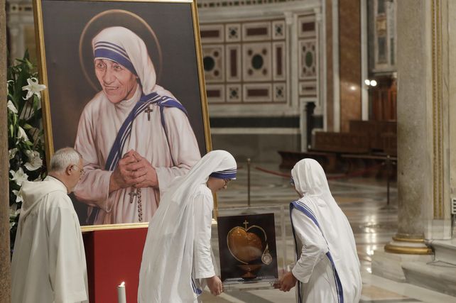 Alegría. Monjas de las Misioneras de la Caridad arreglan el altar donde se hará el oficio.