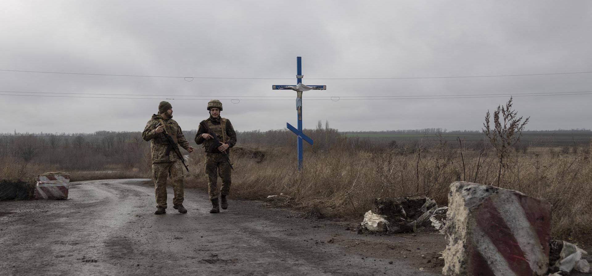 Soldados ucranianos caminan en la línea de separación de los rebeldes respaldados por Rusia cerca de la aldea de Nevelske en el este de Ucrania. El conflicto de 7 años casi ha vaciado la aldea y una acumulación de tropas rusas ha avivado los temores de que se reanuden los combates a gran escala. Foto: AP