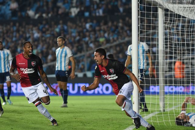 Velázquez festeja con todo el gol que le dio el triunfo a la lepra sobre el conjunto académico