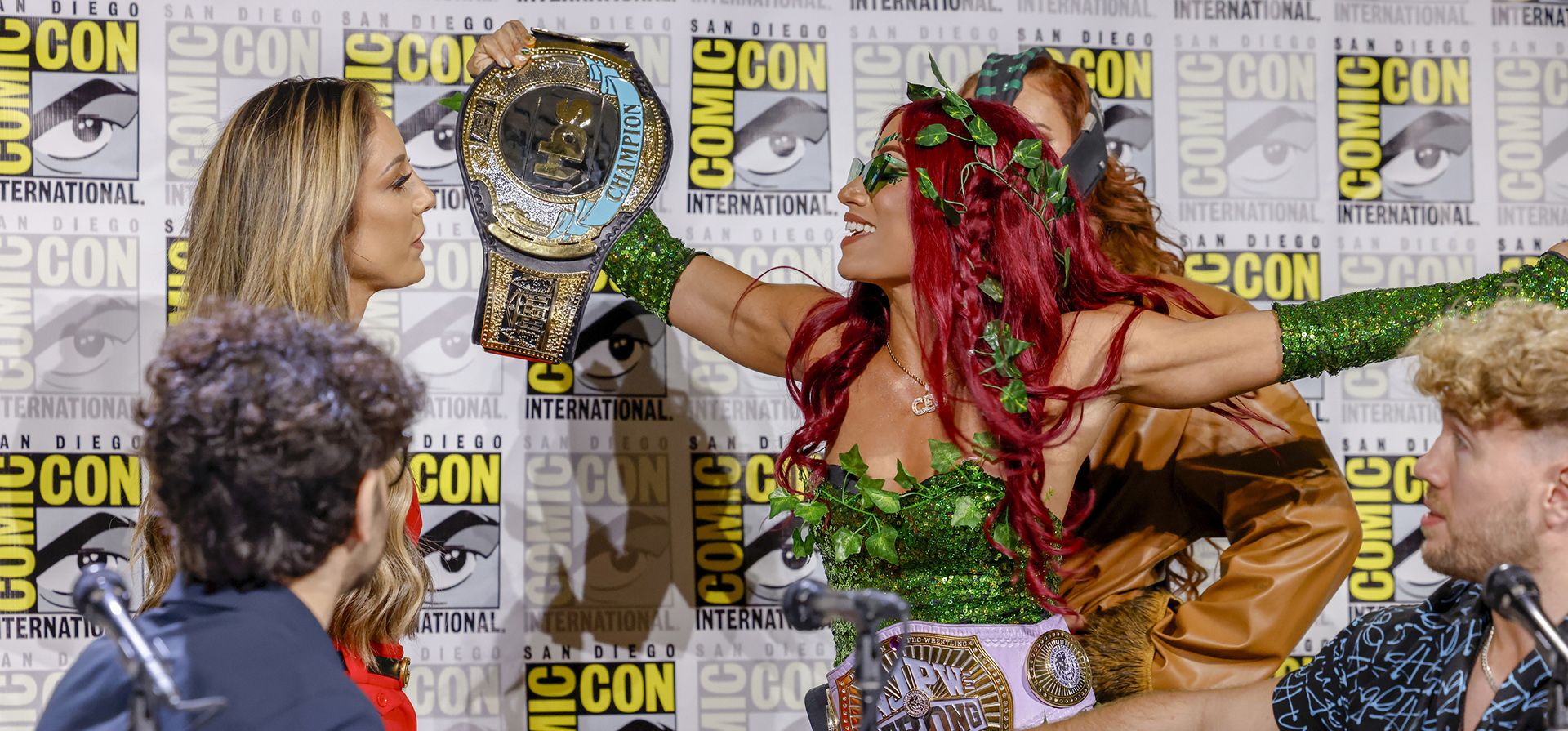 Mercedes Mone y Kamille desafían a la Dra. Britt Baker en el panel Mercedes Mone y Kamille desafían a la Dra. Britt Baker en el panel