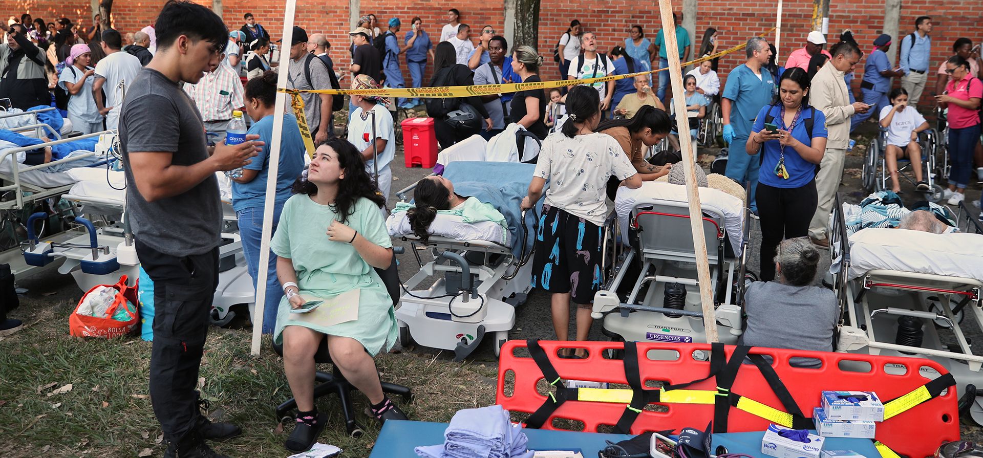 Pacientes son evacuados de un hospital tras el terremoto que sacudió Cali, Colombia, el lunes 10 de agosto de 2026. (Foto AP/Santiago Saldarriaga) Pacientes son evacuados de un hospital tras el terremoto que sacudió Cali, Colombia, el lunes 10 de agosto de 2026. (Foto AP/Santiago Saldarriaga)