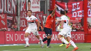 Pura jerarquía. Maxi Rodríguez apareció cuando el equipo más lo necesitaba y anotó el tercero rojinegro.