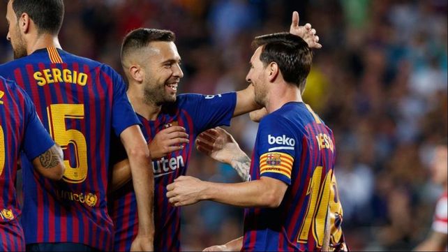 El lateral izquierdo Jordi Alba y el mediocampista Sergio Busquets junto a Messi en Barcelona.
