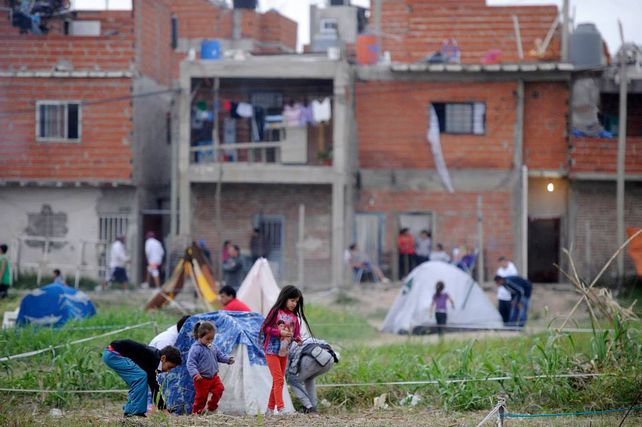 Débiles. Chicos correteando durante un acampe levantado en el conurbano bonaerense en reclamo de viviendas.&nbsp;