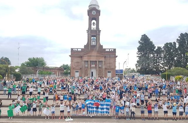 Multitudinaria marcha en el Trébol.
