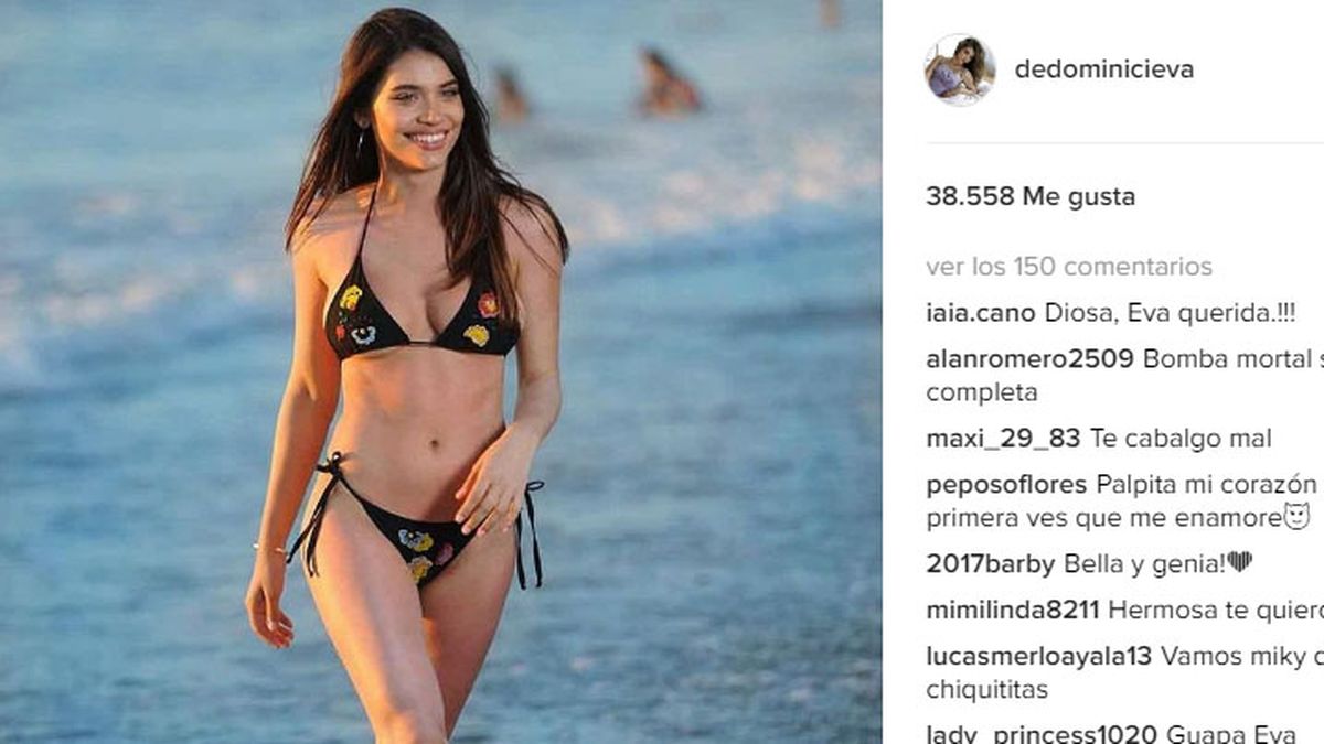 Almohada larga Mujer con el pelo dimensionamiento su bikini tanga en la  playa 