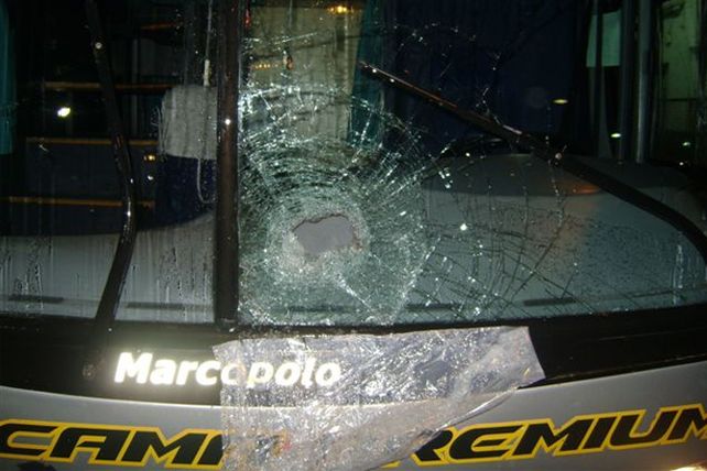 Inseguridad: dos micros de larga distancia fueron apedreados en La Guardia