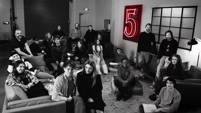El elenco en una foto publicada por los hermanos Duffer