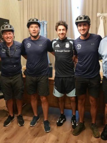 Los biciviajeros entrerrianos fueron recibidos por el cuerpo técnico de la Selección Argentina