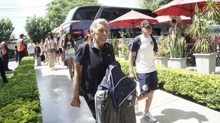 Miguel Ángel Russo, el DT canalla, ingresa al Hotel Marías de La Banda, donde Central quedará alojado a la espera del chque ante Platense en el Madre de Ciudades.&nbsp;