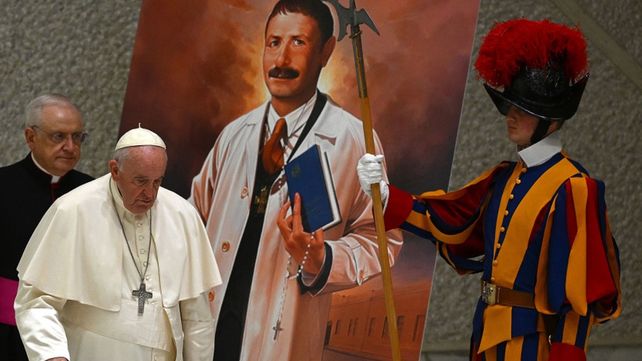 Francisco proclamó santo al enfermero ítalo-argentino Artémides Zatti