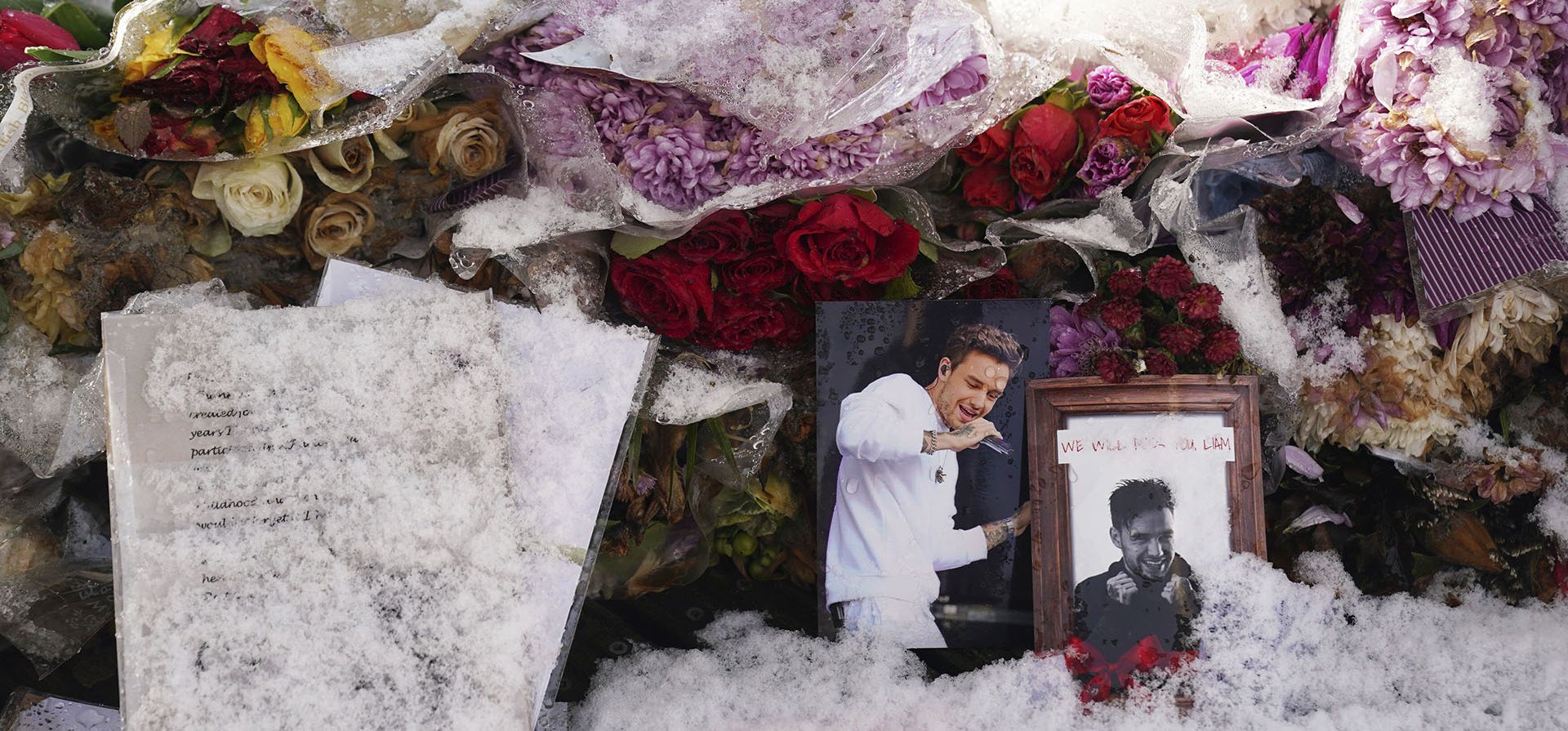 Ofrendas florales al cantante Liam Payne en un homenaje en West Park, su ciudad natal de Wolverhampton, Inglaterra, el miércoles 20 de noviembre de 2024. (Jacob King/PA vía AP) Ofrendas florales al cantante Liam Payne en un homenaje en West Park, su ciudad natal de Wolverhampton, Inglaterra, el miércoles 20 de noviembre de 2024. (Jacob King/PA vía AP)