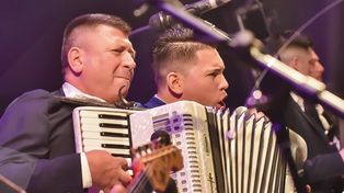 Paco Pérez, el lider de La Contra tocando su acordeón antes de la cuarentena