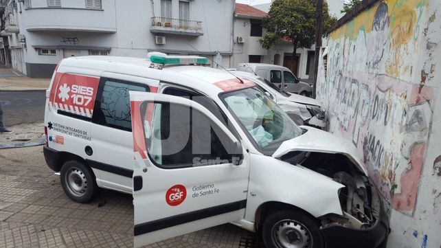 Fuerte choque de camionetas contra el frente de una casa en el centro santafesino