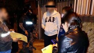 Interior de una de las viviendas donde los policías ingresaron en la madrugada de este jueves.