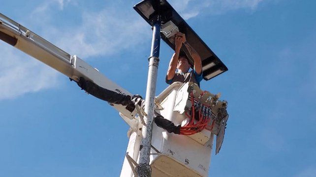 Paraná estudia el uso de luminarias a energía solar