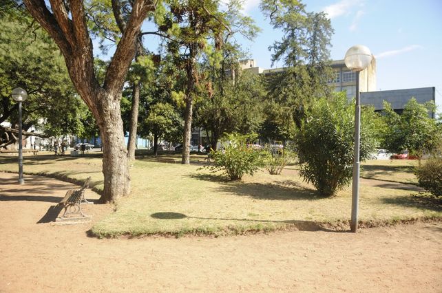 Plaza España: usuarios y vecinos exigen obras en el espacio y su entorno