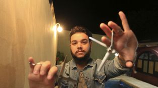 Tijera en mano. A Waldemar Salas le gusta mucho el fútbol y aspiraba, mediante su profesión, poder cortarle el pelo y la barba a los jugadores del Rojinegro. Finalmente lo logró.