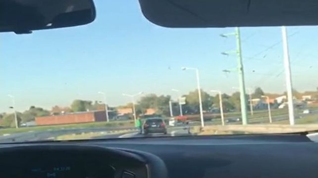 Un video registra una violenta emboscada en la autopista