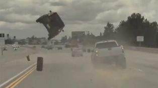 Video: un auto dio una vuelta completa en el aire y cayó parado tras un accidente