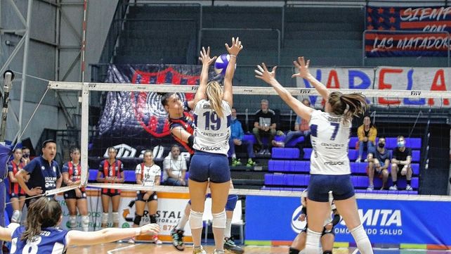 Las Lobas derrotaron en el Polideportivo Roberto Pando de Boedo