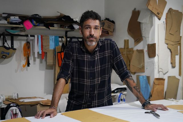 Moldes, retazos y modelos. Lucas Bautista pone manos a la obra para romper el molde de la indumentaria  deportiva tradicional.