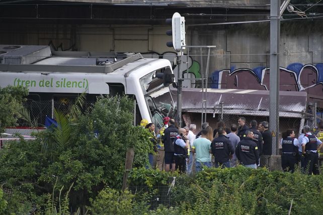 Un muerto y 85 heridos al chocar un tren de carga y otro de pasajeros cerca de Barcelona