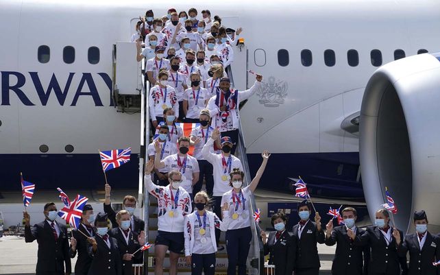 Los atletas finales de Gran Bretaña llegan al aeropuerto de Heathrow