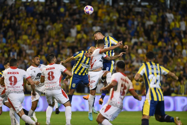 Central le ganó 4 a 1 a Instituto y suma 16 partidos sin derrotas en el Gigante de Arroyito
