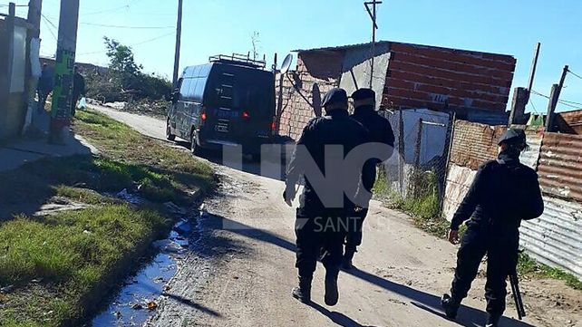 B° San Lorenzo: siete allanamientos, cuatro detenidos y un arma de guerra secuestrada