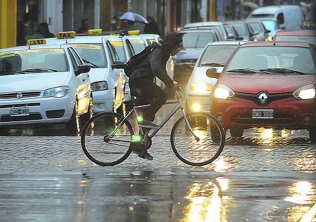 Un ciclista transitando la lluvia de primavera en Paraná. Archivo&nbsp;22/10/2018.&nbsp;