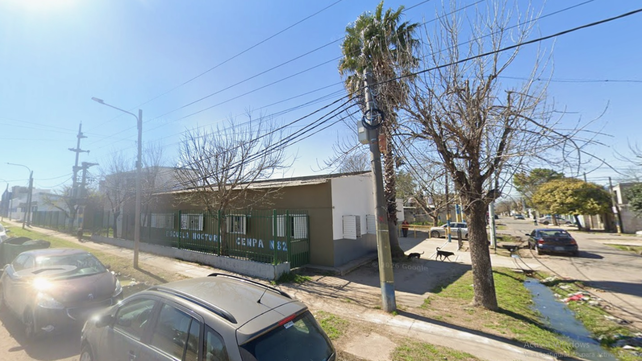 La escuela de Avellaneda al 6900 donde esta mañana dejaron una bandera con un mensaje de tinte mafioso