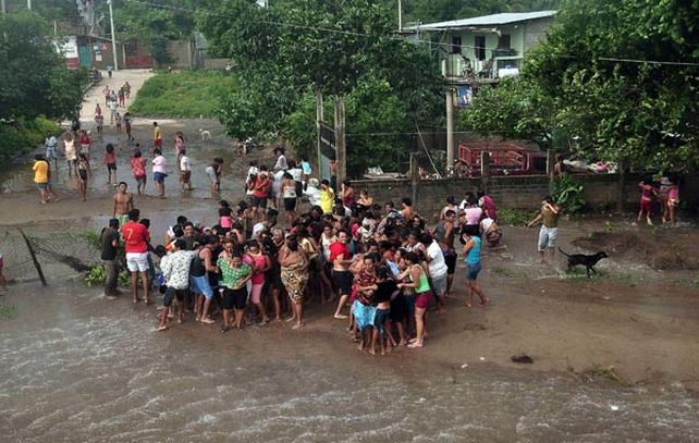 Un grupo de residentes de Acapulco va en busca de ayuda del Estado.