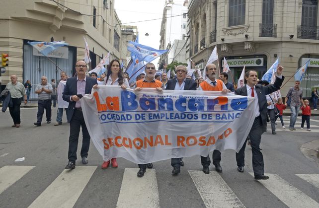 Los bancarios seguirán con las medidas de fuerzas y ya anunciaron un paro nacional para fin de mes. (Foto de archivo)