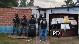 Apresan a cinco vendedores barriales de drogas: secuestran dosis de marihuana, dinero y seis celulares