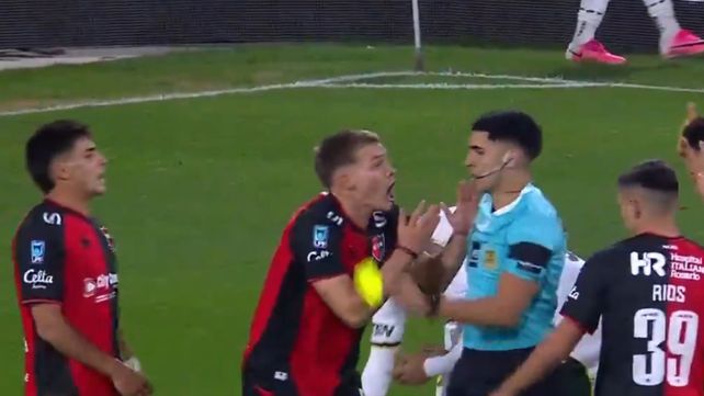 Regiardo se le va encima al árbitro Alvaro Carranza