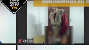 &nbsp;Juan Carlos Vázquez Sarmiento se bajó los pantalones y orinó en pleno juicio de lesa humanidad, que se realiza a través de zoom, mientras se encuentra detenido en el penal de Ezeiza. Es uno de los represores que fue visitado por los diputados libertarios.&nbsp;