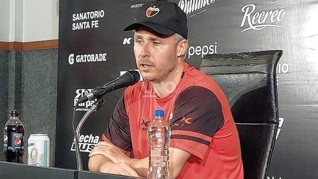 El entrenador de Colón Israel Damonte analiza un posible cambio de esquema para jugar ante Vélez.