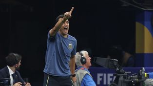 Lionel Scaloni da indicaciones durante el partido. Fue cuando Argentina perdía 1 a 0 y salió con todo a buscar el empate.
